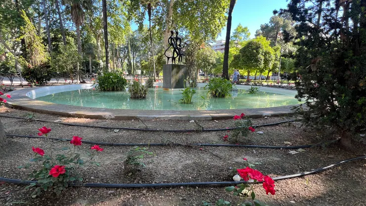 池塘的中心青銅雕塑群， 名為「農民、農業與進步」。