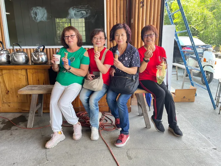 參觀全台僅存三座的竹炭窯之一大和平窯，喝竹炭水、吃金馬獎指定竹炭冰，認識竹炭知識。