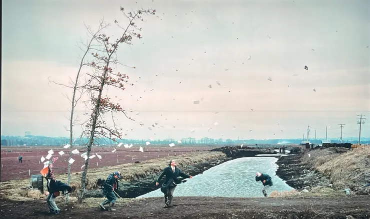 傑夫．沃爾（Jeff Wall）《突如其來的一陣風》（A Sudden Gust of Wind after Hokusai）,1993
