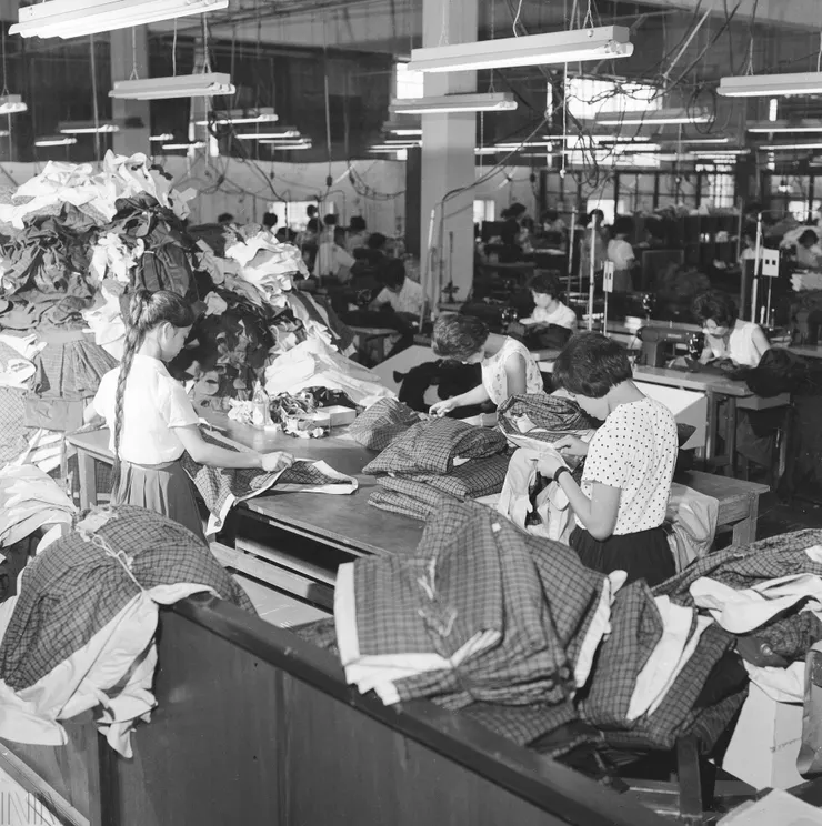 圖13 照片中可見年輕的女性作業員正在處理布料。 檔號：A325000000E/0053/0011/1