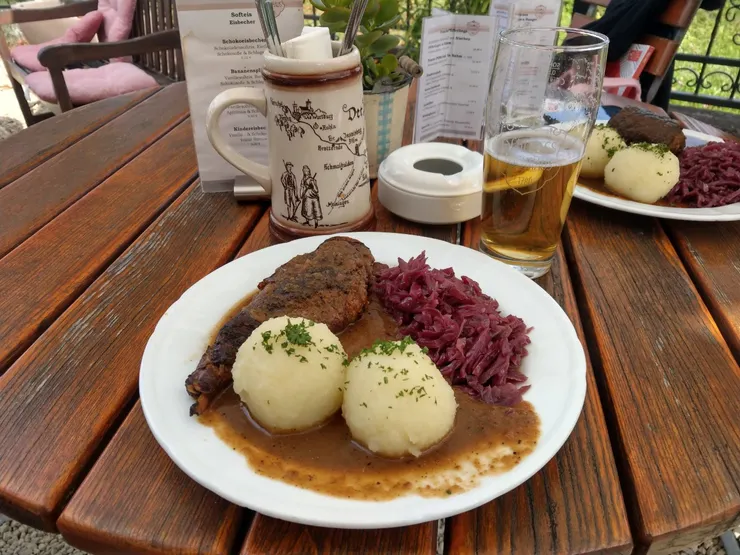 午餐27€（加啤酒），第一次吃兔腿肉Kaninchenkeule，比雞腿好吃。以及我目前在德國吃到最好吃的馬鈴薯丸子，偏泥狀、微熱，酸菜也清脆可口