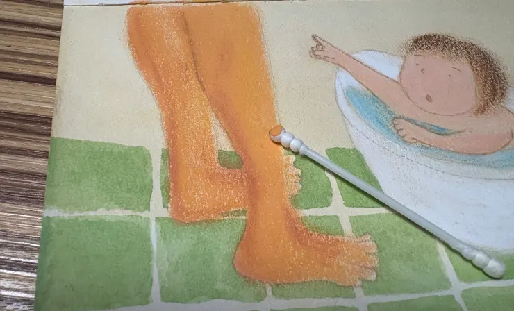 右腿是有用棉花棒塗抹開來的質地，左腿則沒有。