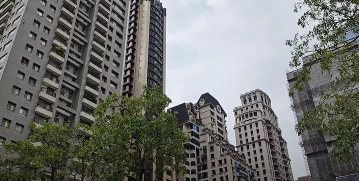 現在七期的土地開發已經趨近飽和，預售案因為土地成本與營造通膨，只能把價格往百萬推