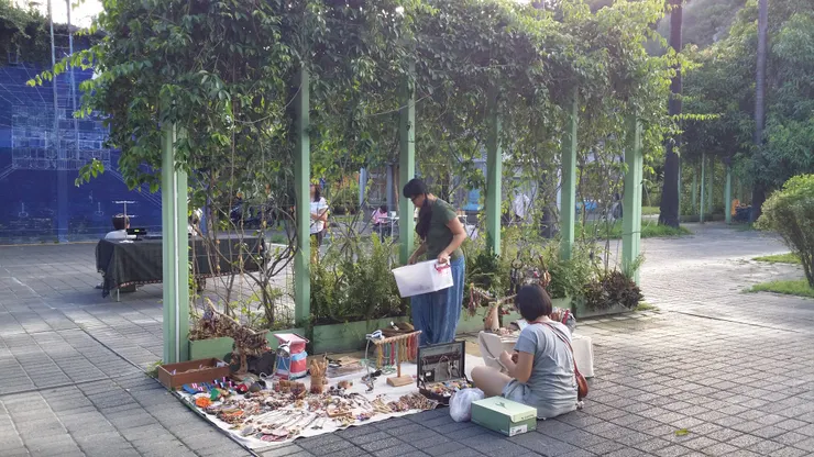 創作者忙碌著準備販售的手作小物