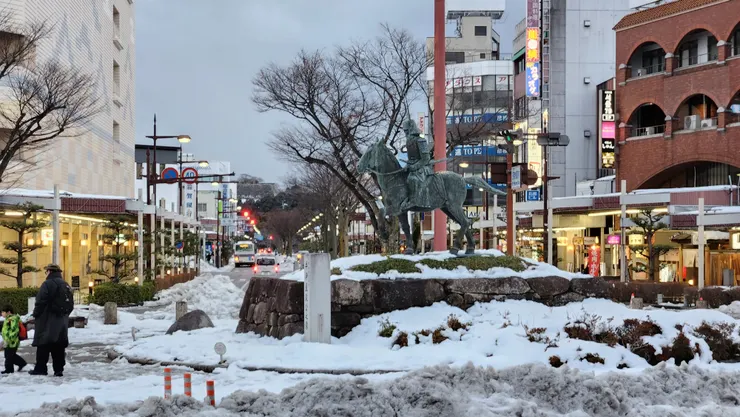 抵達彥根車站 (雕像為井伊直政公)