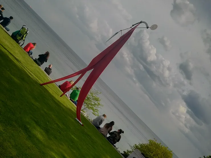 海邊VS動態雕塑家亞歷山大·考爾德作品