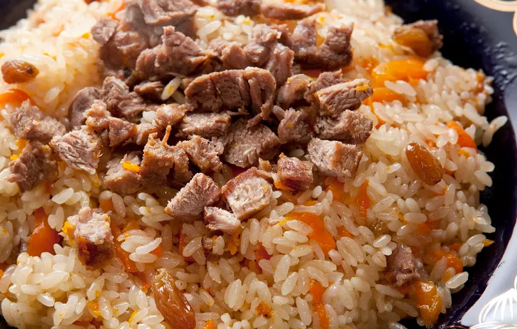 手抓飯 用羊肉、胡蘿蔔、洋蔥等配料與米飯拌炒炊煮而成，飯粒分明油而不膩，添加果乾象徵甜蜜富足，在重要節日或招待貴客時常以大銅盤盛裝，圍坐一起用手抓來吃，象徵分享與親密，被譽為「絲綢之路上的黃金米飯」