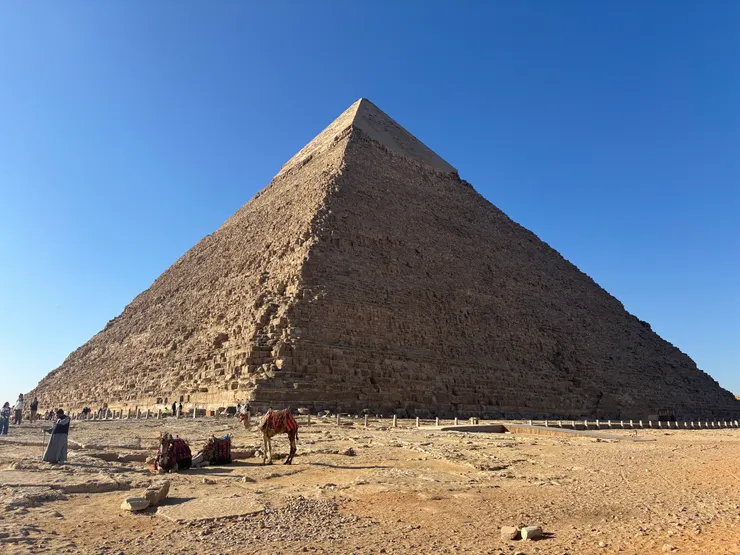 尖頂有白色石灰岩覆蓋的卡夫拉金字塔