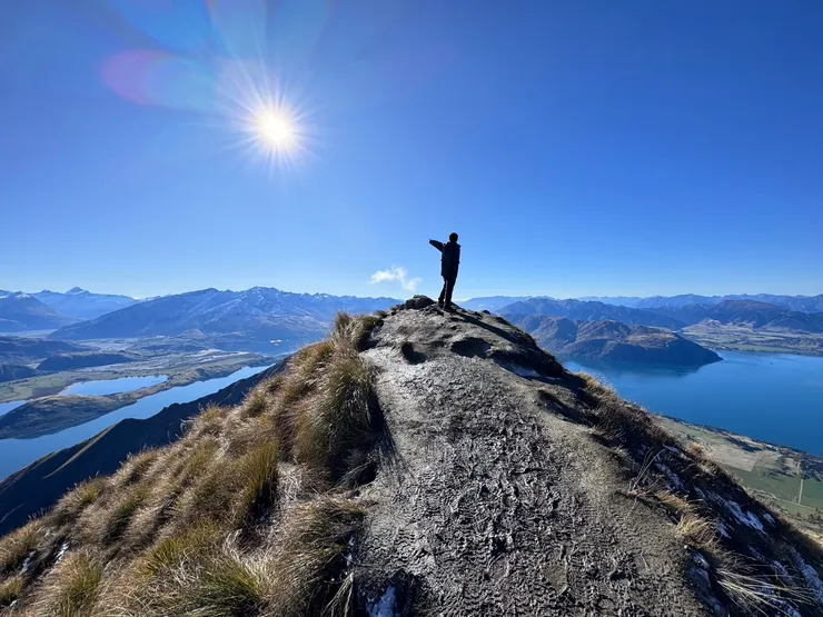 出發時還雲霧繚繞的天氣，走上瞭望台(Roys Peak)卻獲得了無邊無涯的大景