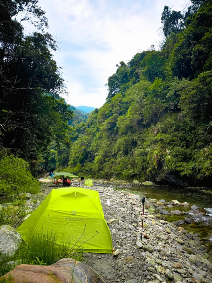 天幕的位置是朋友們各自的帳位。