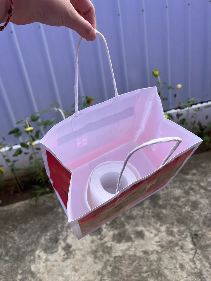 裝衛生紙的樣子像這樣哈哈