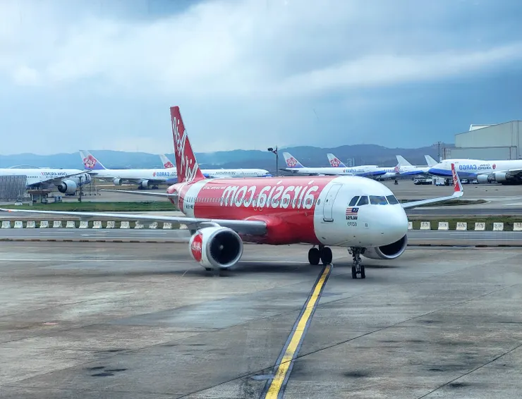 ▲12/29上午07:00 於桃園國際機場集合，搭乘 09:50 馬亞洲航空(AK 1511) 客機前往亞庇國際機場