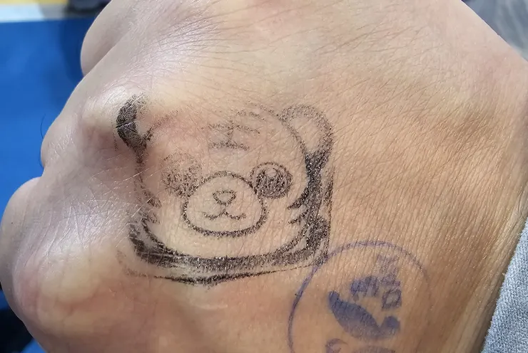 在台灣虎航攤位玩遊戲蓋的手章!