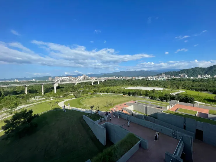 落地窗外看出去的景，很美，連遠處的山稜都清晰可見。