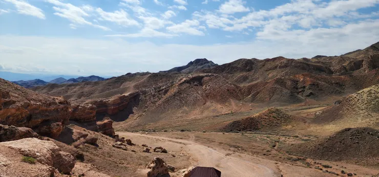 準備從高處往下走，在峽谷底部健行