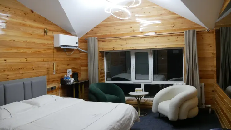 房間有個小屋頂，很別致！
