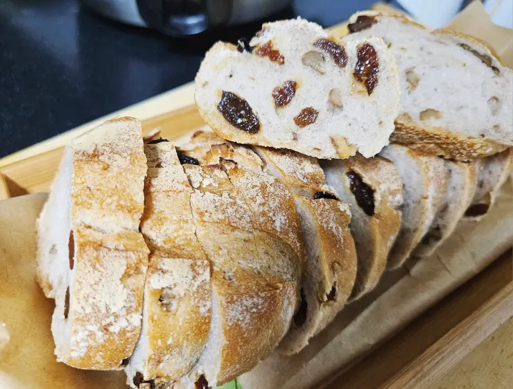 葡萄乾核果法棍。