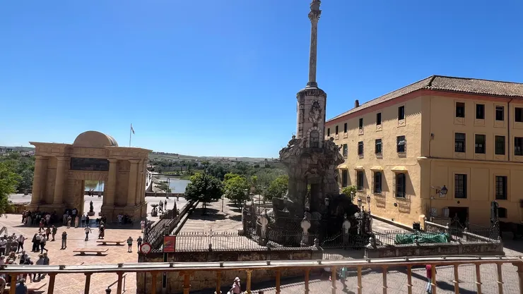 羅馬橋起點是蓬特門和聖拉斐爾紀念碑