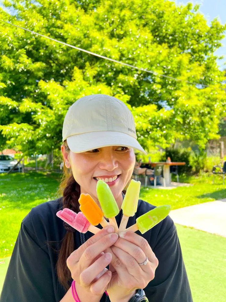 各位觀眾！！五支冰～～ 是沒有添加化學的純水果冰，跟我老公搶著吃！還有附贈玩具哦！