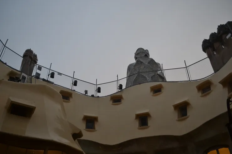 建築中間環繞著兩座庭院,從中間的天井抬頭向上看去,可以勉強看到奇特造型的通風塔及煙囪,在屋頂上豎立著,那宛如等著太空船接送的外星人般的雕塑。