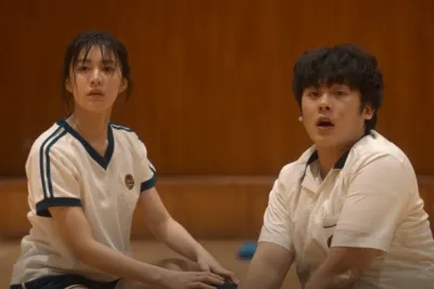 不管是漫畫還是影集,兩人都因為遲到而留校打掃