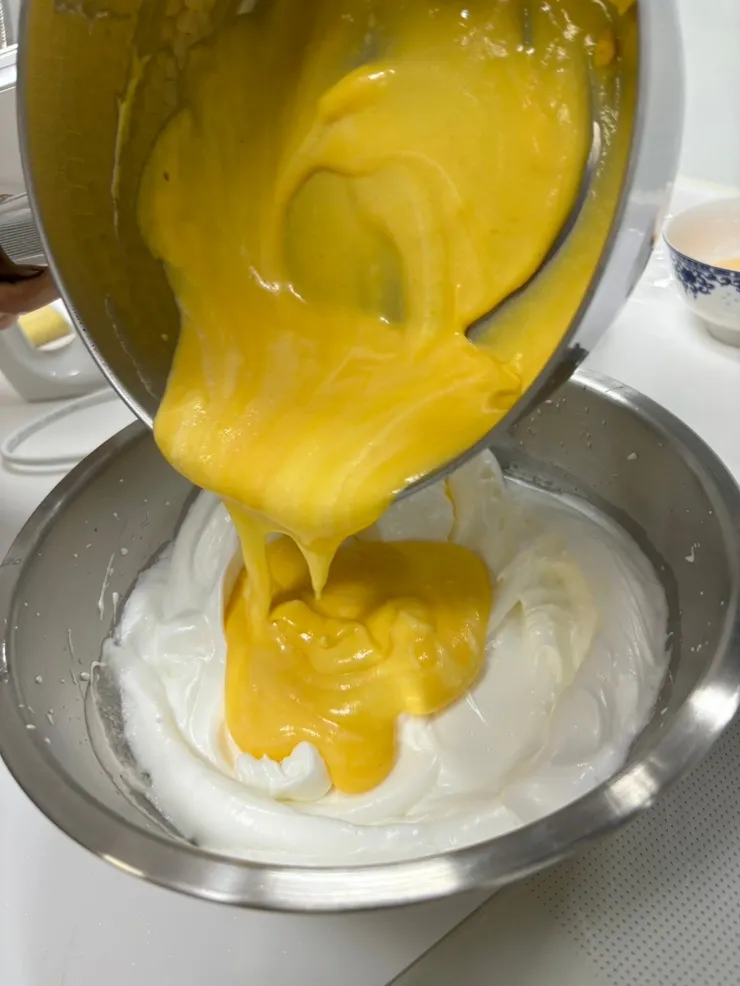 蛋黃糊倒入蛋白霜