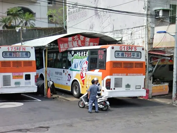 木柵路二段台北客運站舊貌。795公車就從此處發車。現為捷運馬明潭站出入口預定地（圖片截自Google地圖）