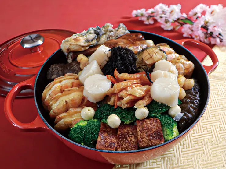 ▲歐華酒店首度推出法式盆菜御饌，限量十組贈送知名品牌 LE CREUSET 典藏琺瑯鑄鐵媽咪鍋及寓意步步糕升的主廚手做蘿蔔糕