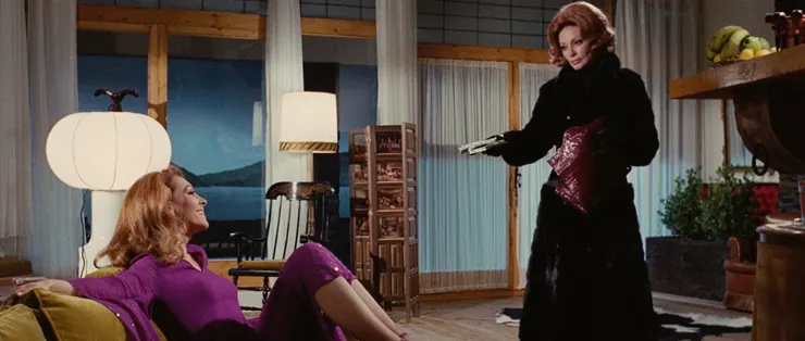 《午夜》片中一鏡頭，右為Claudia Lange。