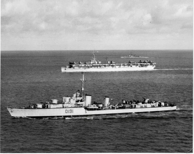 1951年4月17日,澳洲驅逐艦 HMAS Bataan 在北韓附近護航巴丹號航母。