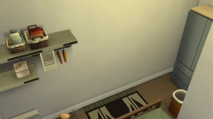 到衣櫃要先經過床尾。