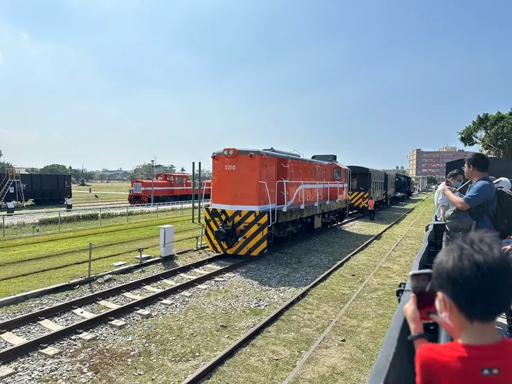 哈瑪星鐵道園區非常大，匯集全台31輛特色火車頭，讓鐵道迷看個夠
