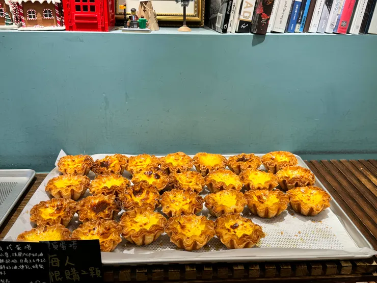 千層蛋塔像花朵一樣的造型，所以也有麵包店會叫花朵蛋塔、花瓣蛋塔