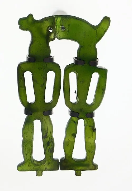 卑南遺址出土之國寶人獸形玉玦（©Pbdragonwang）