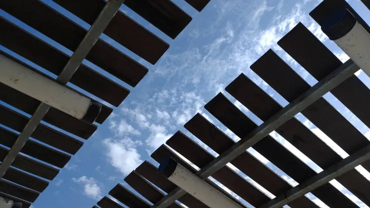 從停車棚下看到的藍天。