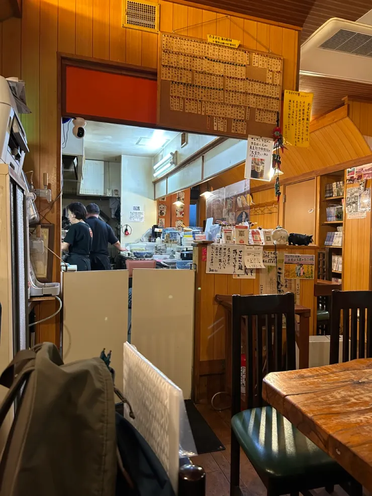 溫馨拉麵店，沒有吃飽快走的趕人氛圍，飄著歡迎一家大小來吃的氣息。第一次在拉麵店看到書架，書架上還有漫畫。