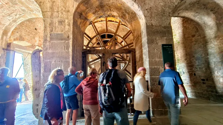 【修道院的聖靈堂，這裡有座大滑輪，1820年前後修道院改為監獄用時設置，為囚犯傳送飲食用。(參考原文網址：https://kknews.cc/travel/gmbkgr9.html)】