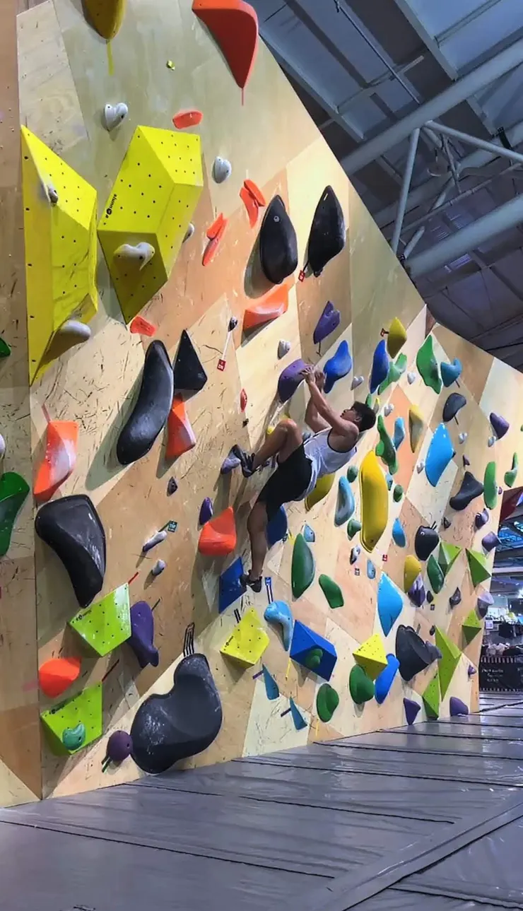 高鐵站裡的抱石館