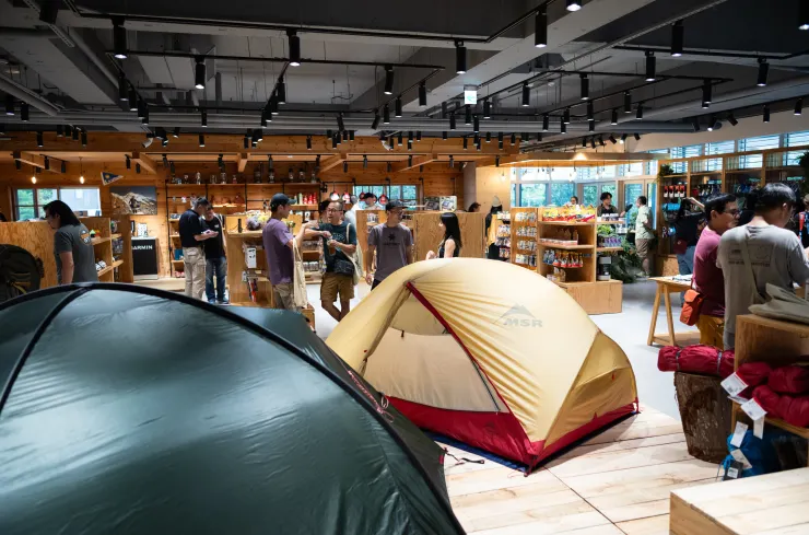 二樓半景，還可以看到現正在道拉吉里打拼的阿果的身影喔！除了阿果，中井還有兩個亮點，你看到了嗎？