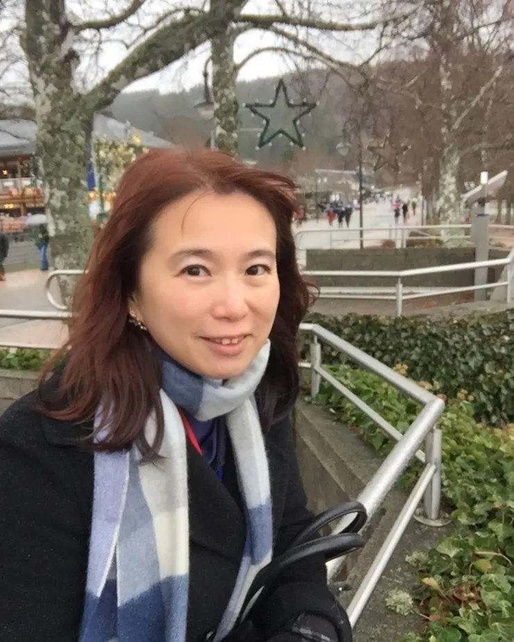 整條商店街在濕冷的湖泊山林之間，顯得非常冷清