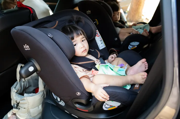 「爸爸，可以開車了嗎？」在台南瘋玩兩天後很累的表情。雙胞胎家庭的汽車後座就是…滿滿的汽座！