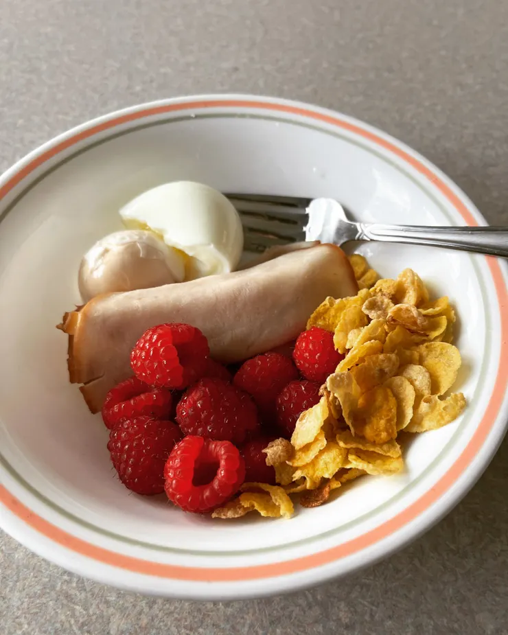 ▲一早好想吃熱食喔...但沒有喔!我們只有新鮮覆盆子