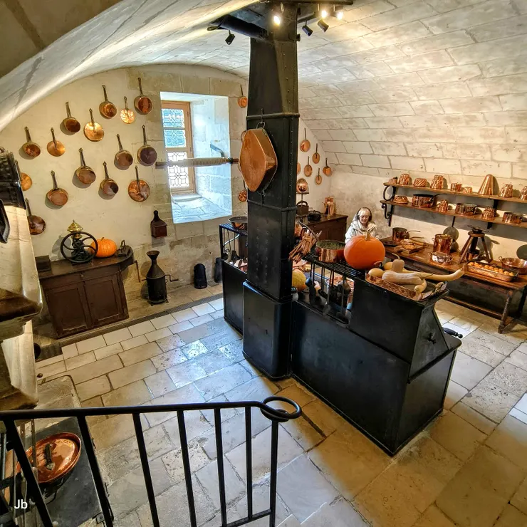 【-1樓,廚房與儲藏室等。】