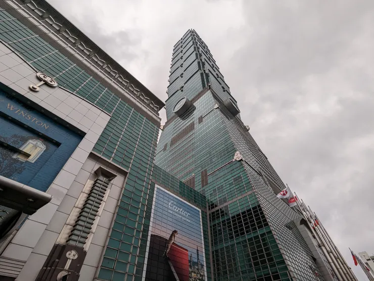 近看高聳入雲，有種強大的魄力