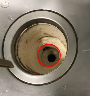 打圈處幾乎塞滿了一坨黑色黏稠物