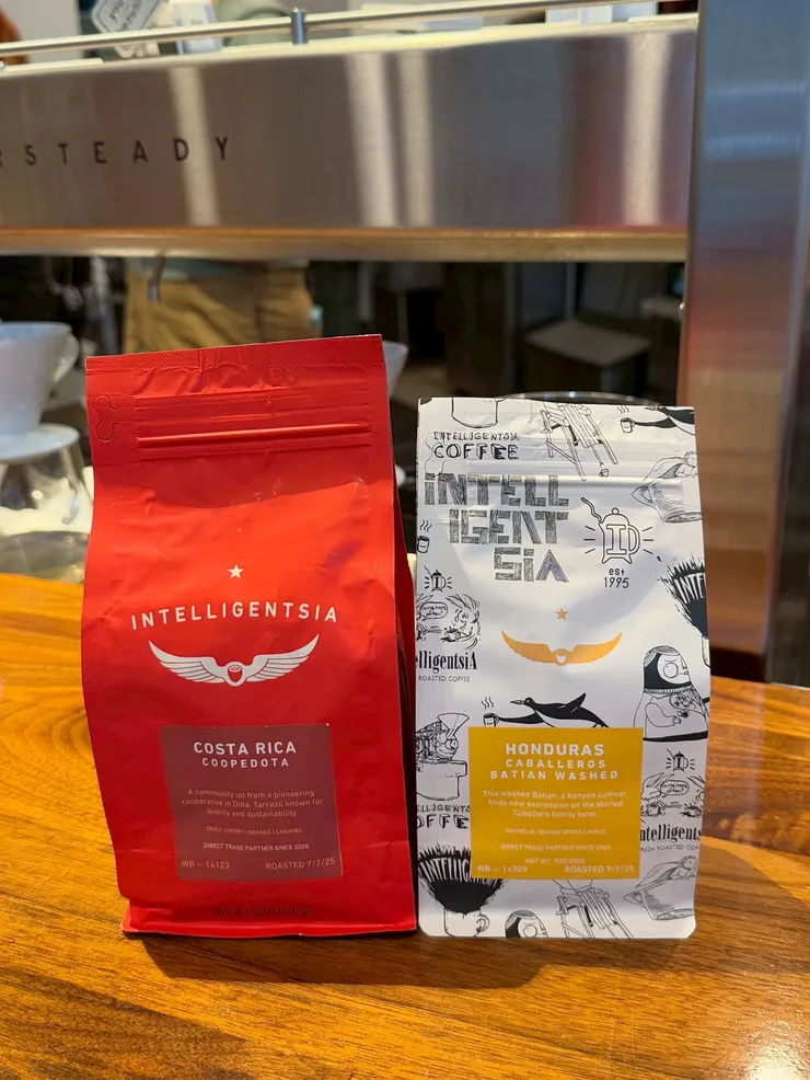 扛了兩包咖啡豆回家~右邊那款包裝的插畫很可愛，豆子也超香！