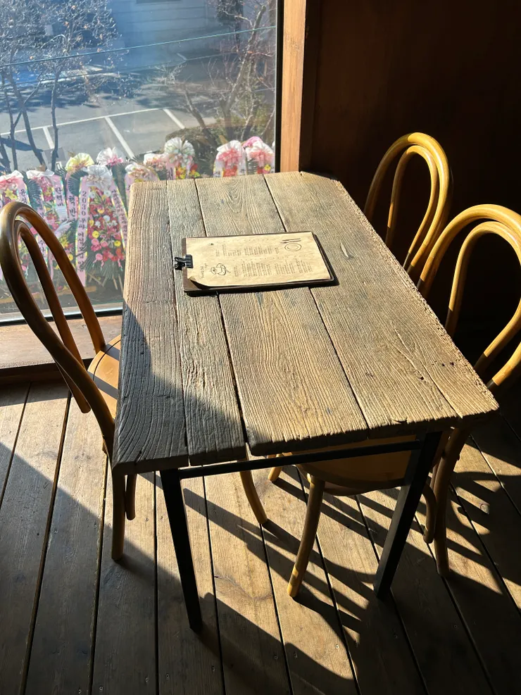 隔壁是韓國憲法法院,不小心拍到外面的抗議花籃哈哈