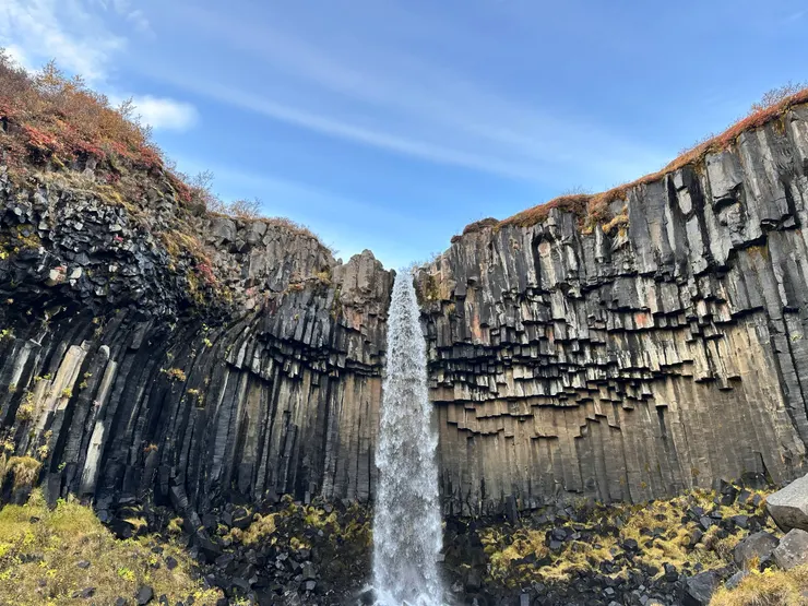 冰島瀑布都走出自己的路,斯瓦蒂佛斯是跟玄武岩山壁夢幻連動。