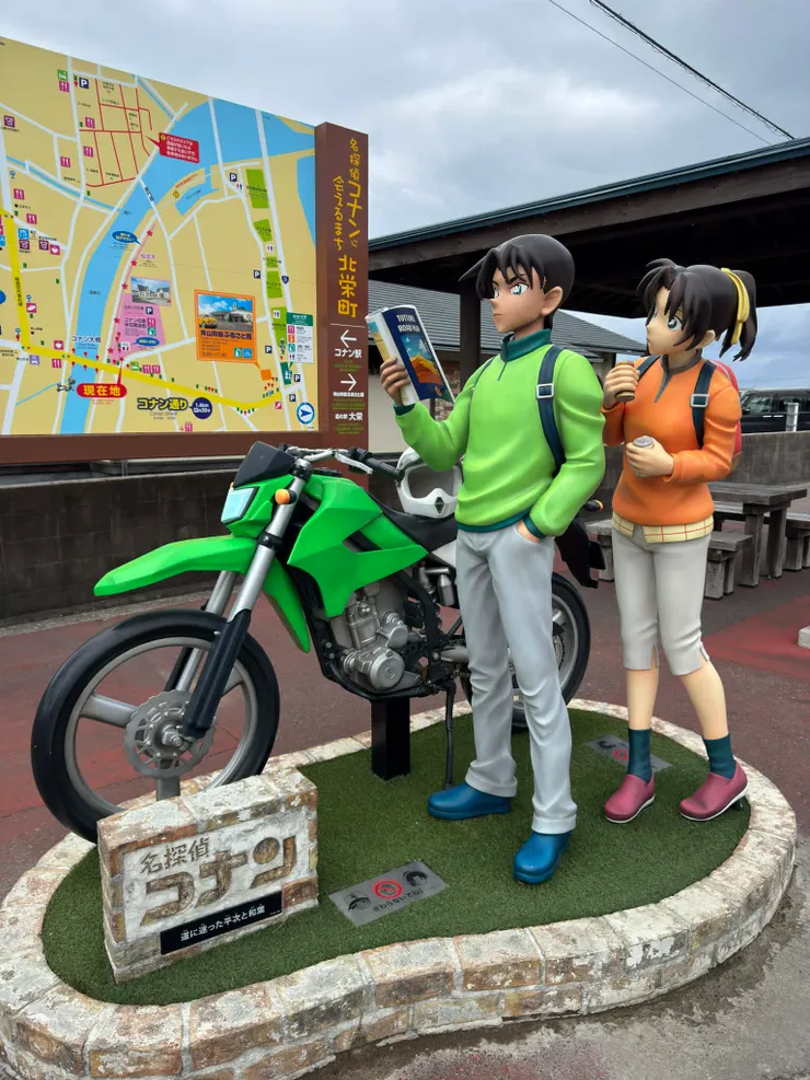 服部和和葉的雕像就在商店街旁