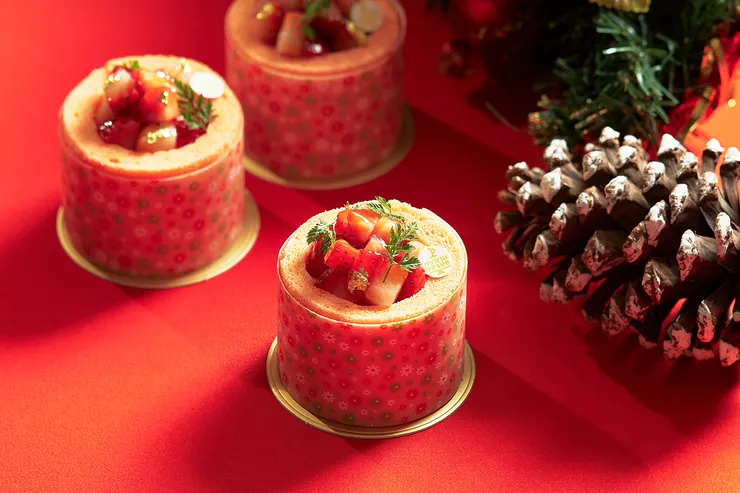 「草莓檸檬香茅」戚風蛋糕，以清新果酸交織冬日亮色。